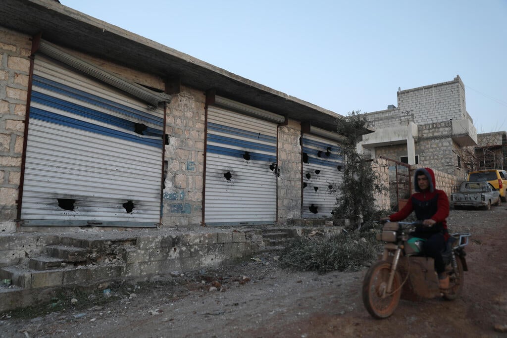 גם מבנים סמוכים ניזוקו (צילום: AP ) נזקי תקיפת כוחות מיוחדים אמריקאים סוריה