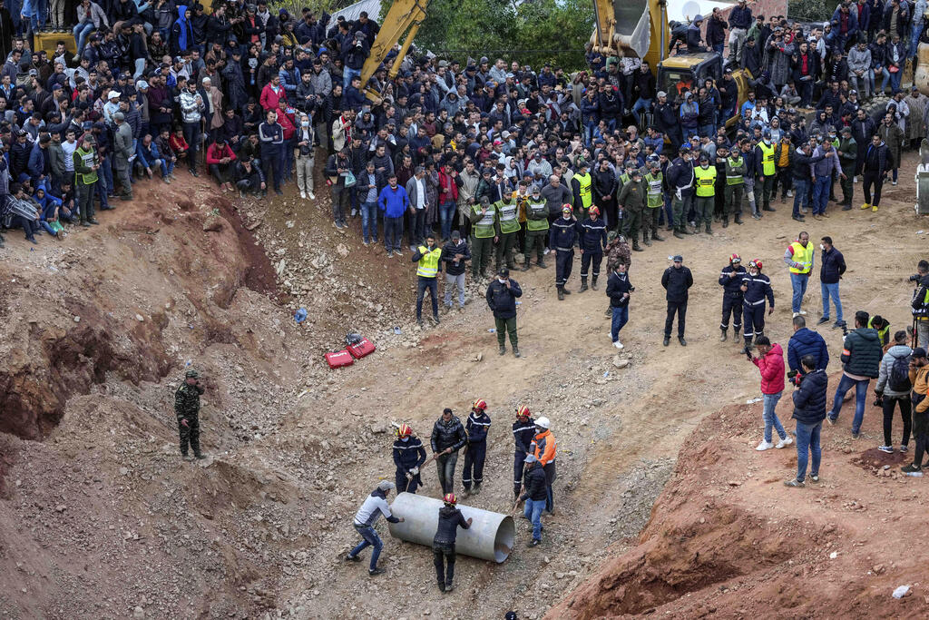 אזרחים רבים צופים במאמצי החילוץ (צילום: AP) ניסיון חילוץ של ילד ב-5 שנפל לבור במרוקו