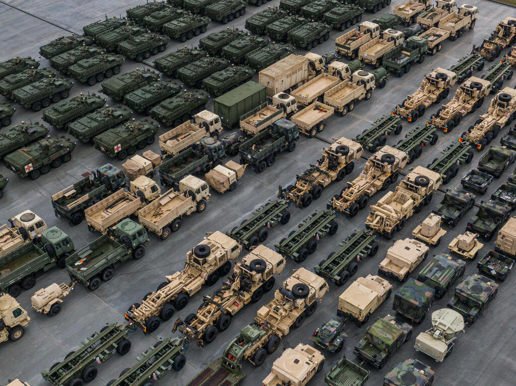 U.S. military vehicles near the Poland-Ukraine border (Photo: Gettyimages) כוחות אמריקנים נוחתים בפולין