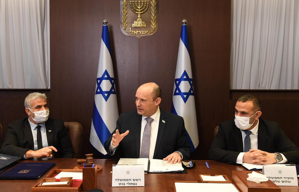 Prime Minister Naftali Bennett, center, during a government meeting on soaring cost of living in Israel, February 6, 2022 (Photo: GPO) נפתלי בנט