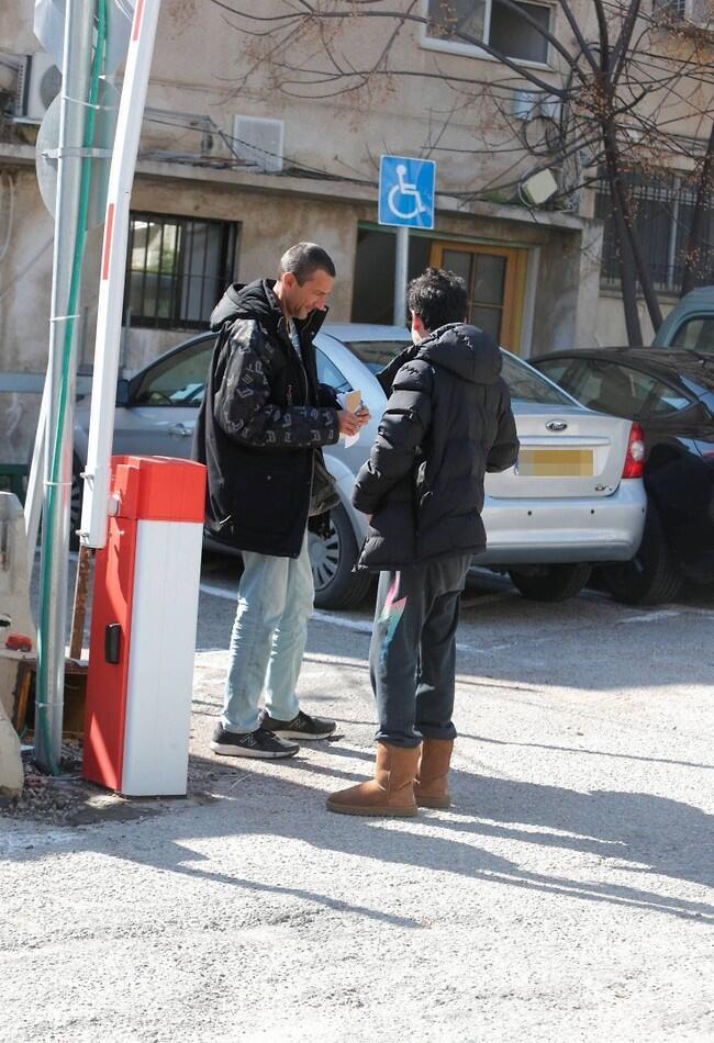 משלם או נותן חתימה? (צילום: מוטי לבטון) משלם או נותן חתימה?