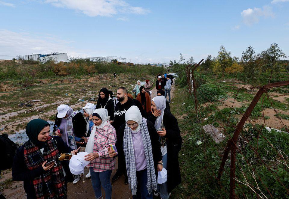 Palestinians visit Gaza Valley during a trip organized by the United Nations in central Gaza Strip February 6, 2022 (Photo: Reuters) Palestinians visit Gaza Valley during a trip organised by the United Nations in central Gaza Strip February 6, 2022