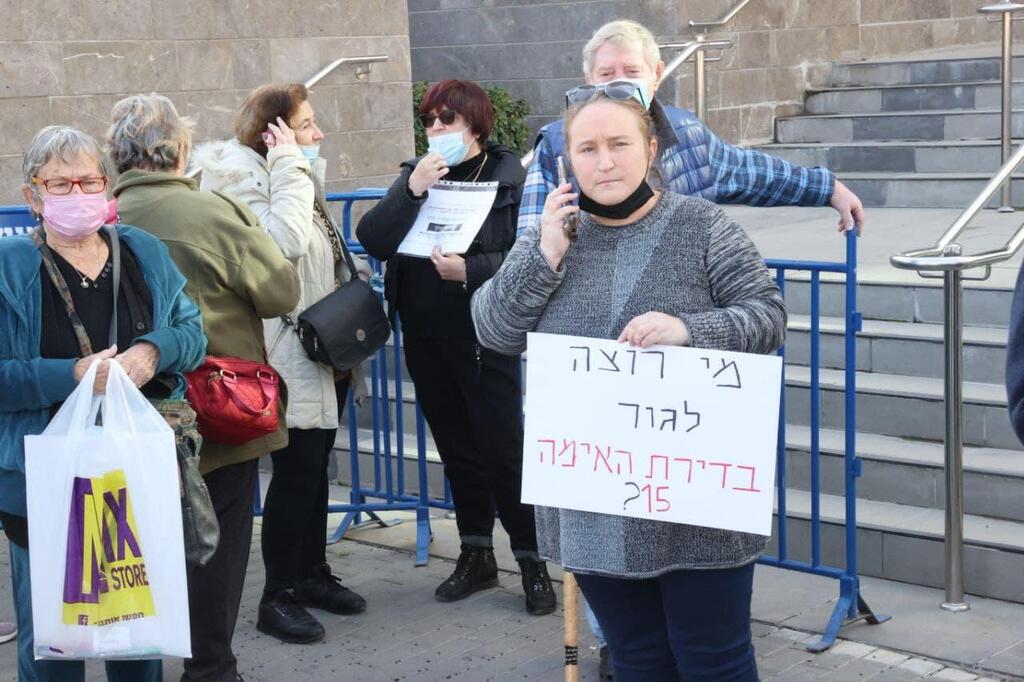 הפגנה מחוץ לבית המשפט (צילום: מוטי קמחי) מחאה מחוץ לבית המשפט במחוזי בלוד לקראת הגשת כתב אישום בפרשיית ההתעללות בחוסים במעון בני ציון