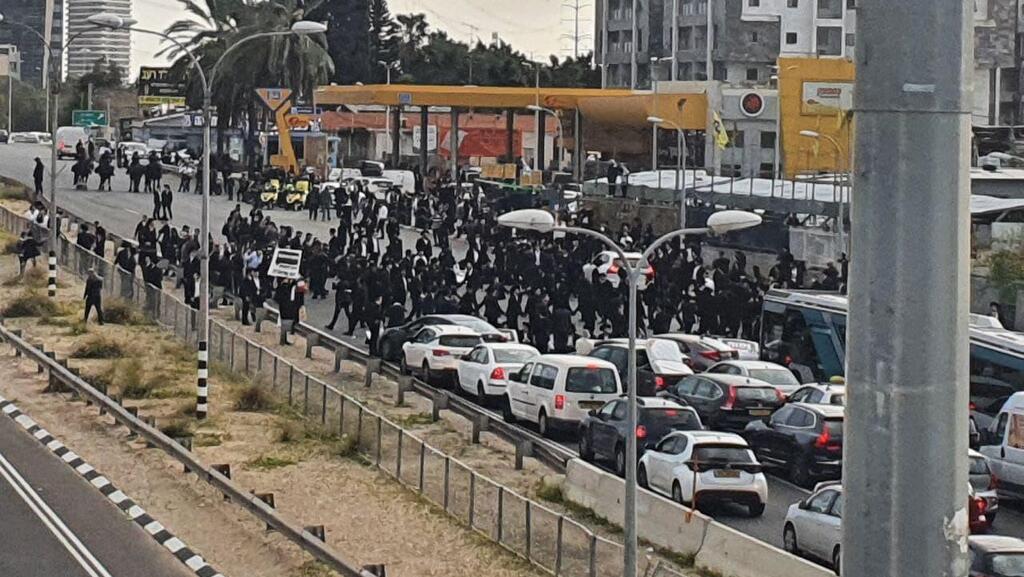 צילום: קורין אלבז אלוש מחאת החרדים בכביש 4 נגד חוק הגיוס
