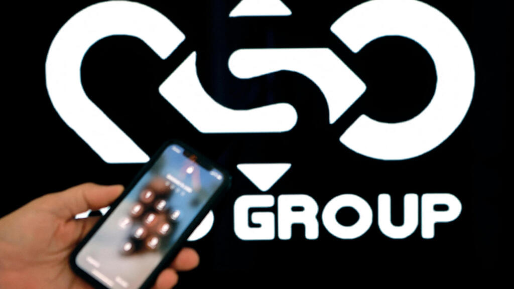 טלפון נייד על רקע לוגו NSO