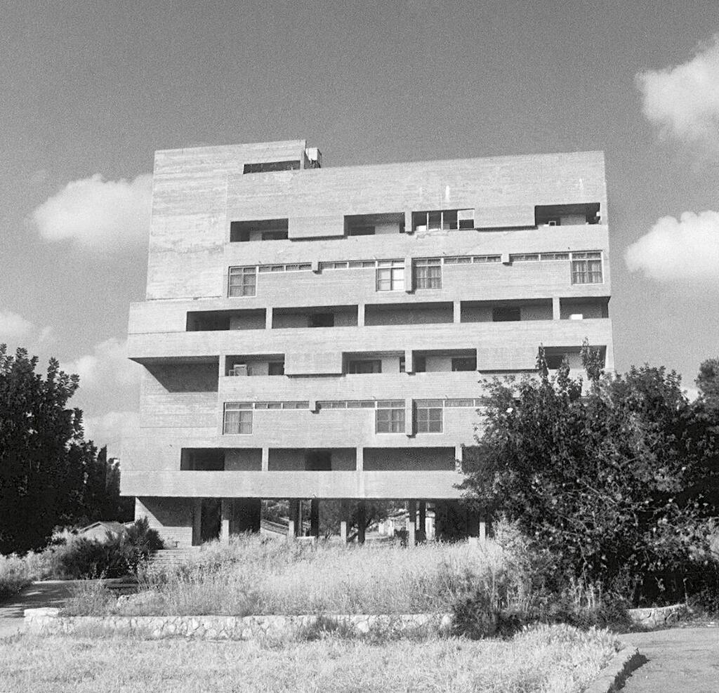 רב קומות למגורי צעירים, קיבוץ מעין צבי, 1969-71 (נהרס) (קרדיט: גיורא גמרמן באדיבות גיל גמר) רב קומות למגורי צעירים, קיבוץ מעין צבי, 1969-71 (נהרס)