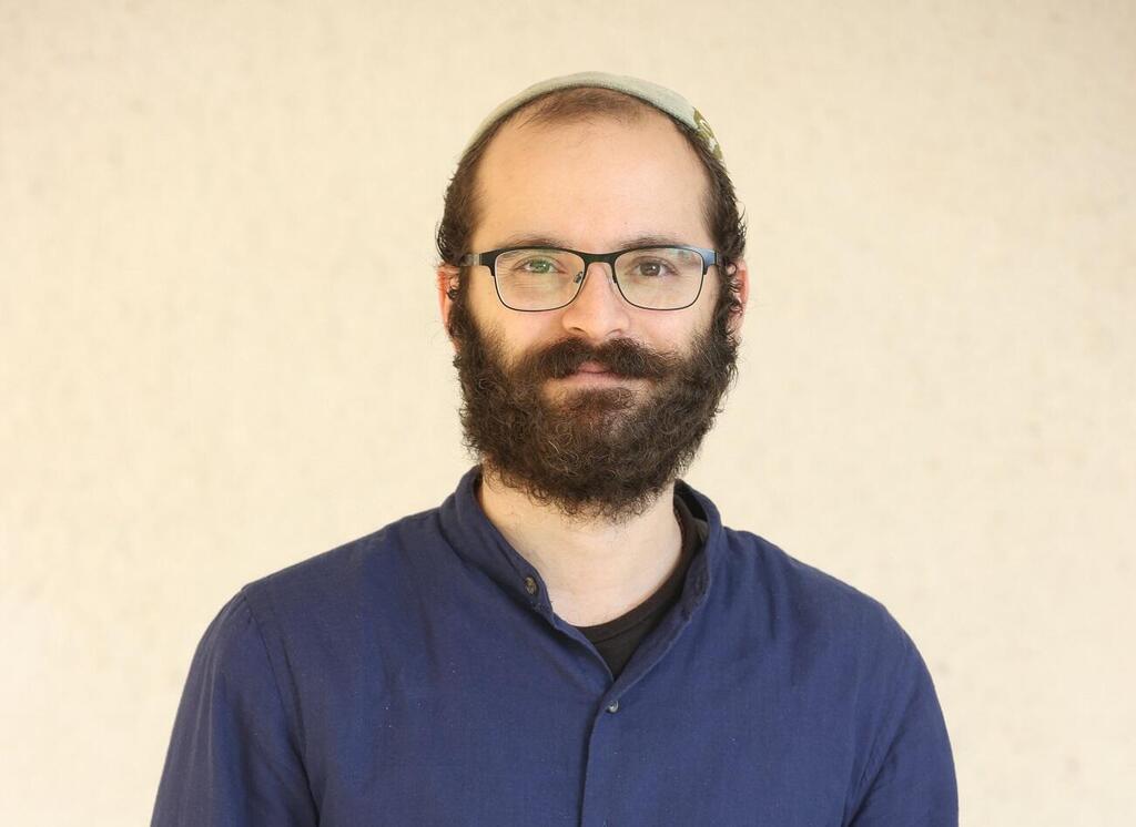 "יש הרבה עצב והרבה עייפות, אבל אני עובד על זה". ניר שמרץ (צילום: אלעד גרשגורן) ניר שמרץ