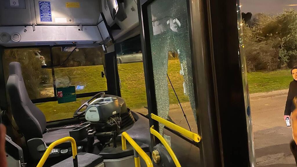 הדלתות והשמשות של האוטובוס מנופצות (צילום: חיים גולדיטש) תיעוד מהזירה בירושלים
