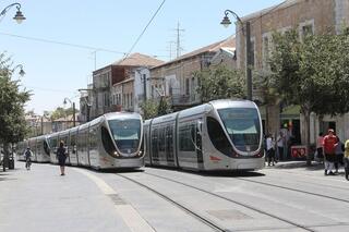 הרכבת הקלה נוסעת ברחובות ירושלים