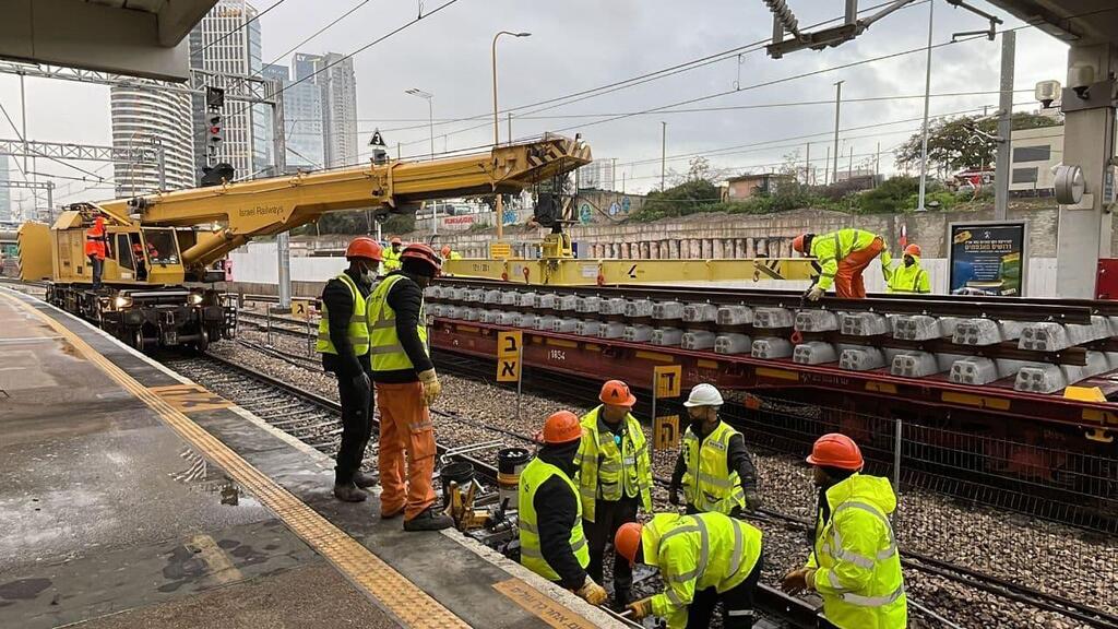 עבודות התשתית בתחנת סבידור (צילום: דוברות רכבת ישראל) פסי רכבת חדשים שממתינים להתקנה ורכבת בודדת שמתמרנת ביניהם