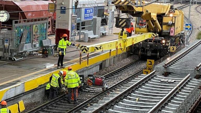 צילום: דוברות רכבת ישראל פסי רכבת חדשים שממתינים להתקנה ורכבת בודדת שמתמרנת ביניהם