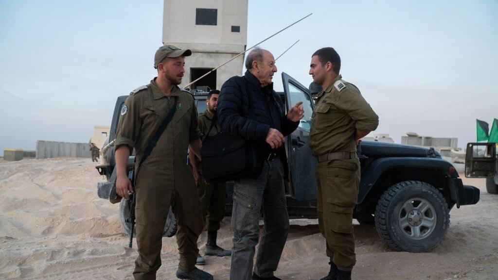 דוד עם השריונרים הצעירים. "ברור שעם הטנקים האלה היינו צריכים פחות כוחות והיינו מסיימים מהר יותר" (צילום: דובר צה"ל) השריונרים ממבצע קדש הגיעו לתרגיל של חטיבה 7