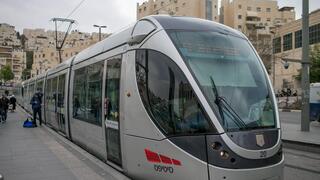 הרכבת הקלה נוסעת ברחובות ירושלים