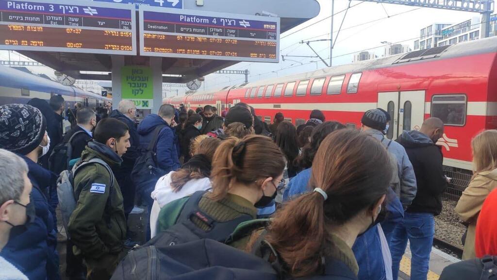 עומסים בתחנת הרצליה (צילום: בארכבת) עומסים בתחנת הרצליה בשל עבודות התשתית