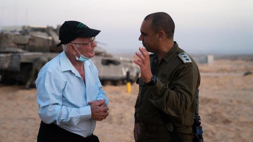 ארבלי עם מפקד חטיבה 7 בשטח האש בצאלים (צילום: דובר צה"ל) השריונרים ממבצע קדש הגיעו לתרגיל של חטיבה 7