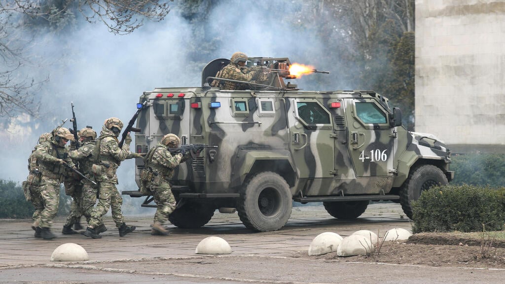 Ukraine troops practice for Russian invasion on Saturday (Photo: Reuters) כוחות הביטחון מתאמנים בחרסון שבאוקראינה