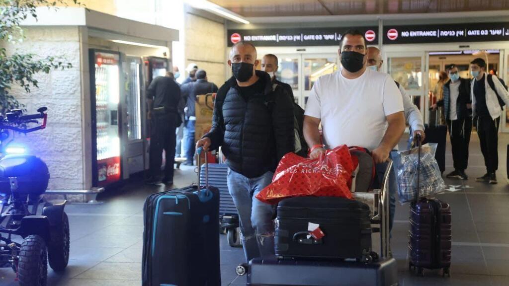 Israeli arrivals at Ben Gurion Airport earlier this week (Photo: Moti Kimchi) נוחתים ב נתב"ג שבים ישראלים אחרי טיסה מ אוקראינה חשש ל פלישה רוסית רוסיה