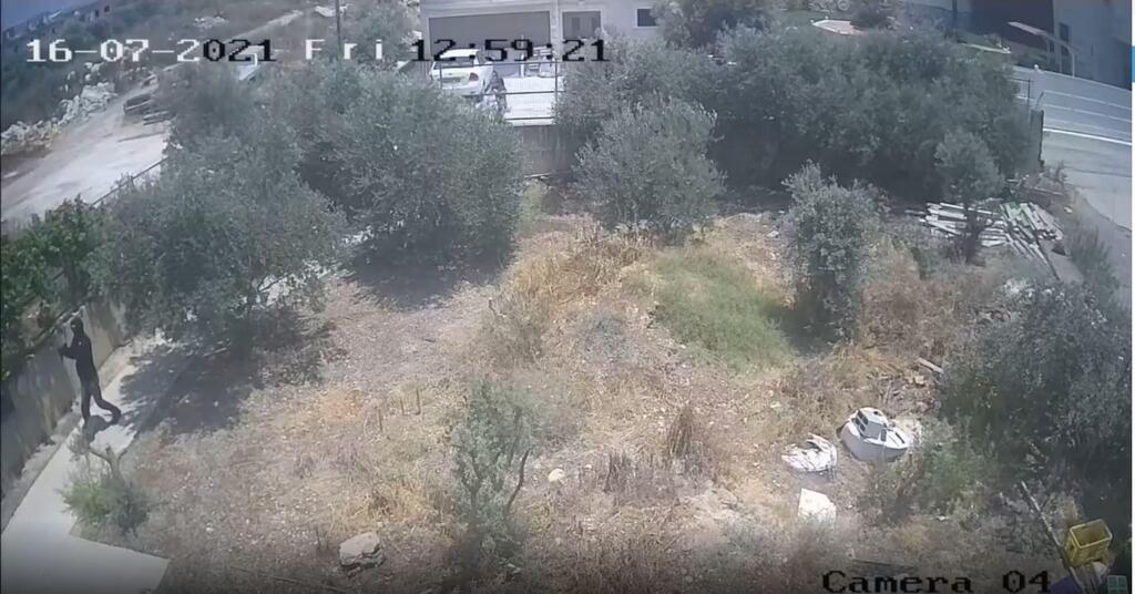 משמאל: אחד הנערים יורה לעבר האישה תיעוד ניסיון רצח של תושבת אבו סנאן