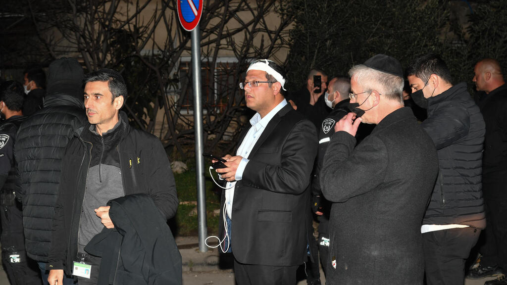 בן גביר בשייח ג'ראח לפני מסיבת העיתונאים. "הצעות של התקפלות" (צילום: יואב דודקביץ') איתמר בן גביר בשייח ג'ראח