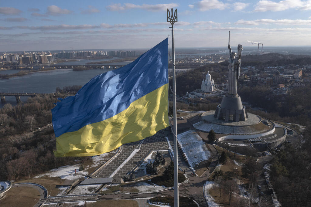 Ukrainian flag in Kiev (Photo: AP) דגל אוקראינה ב בירה קייב מתיחות עם רוסיה