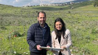 השרה שקד יחד עם מנכ״ל משרד הפנים, יאיר הירש בעמק השלום