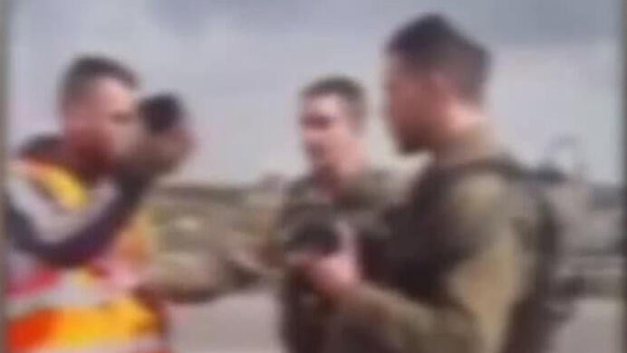 תיעוד החשוד עם החייל
