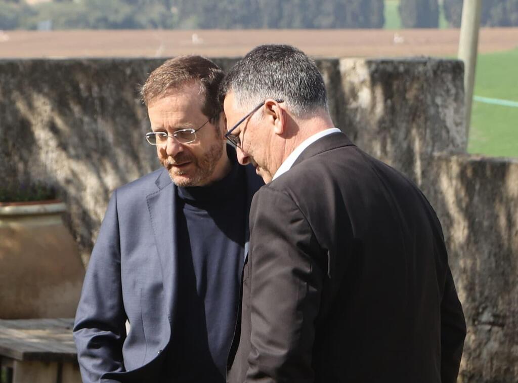 בקשה לחנינה לא תמנע הגשת בקשות אחרות. נשיא המדינה הרצוג עם השר סער (צילום: מוטי קמחי) נשיא המדינה יצחק הרצוג וגדעון סער באזכרה לאריאל שרון