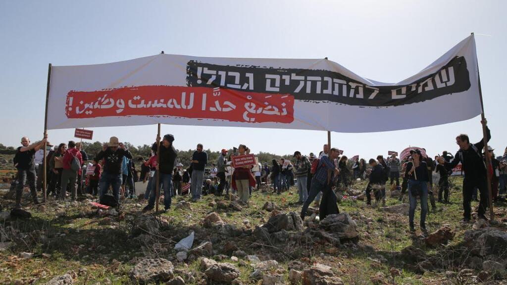 המפגינים בצומת תפוח נגד הקמת אביתר בשישי האחרון. "מגמה מסוכנת" (צילום: אלכס קולומויסקי) 2 הפגנות דו צדדיות בצומת תפוח - הקמת מאחז באביתר