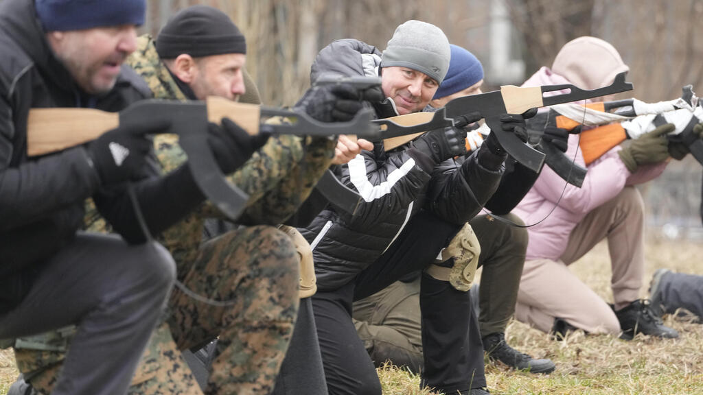 Ukrainian civil defense forces (Photo: AP) אזרחים אוקראינים מתאמנים עם "הלגיון הגאורגי" לקראת מלחמה אפשרית עם רוסיה