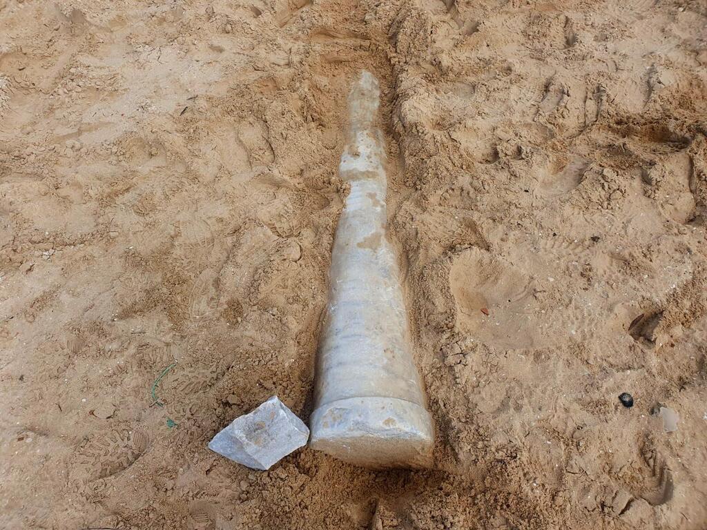 עמוד השיש כפי שהתגלה (צילום: שירה ליפשיץ, רשות העתיקות) עמוד השיש כפי שהתגלה