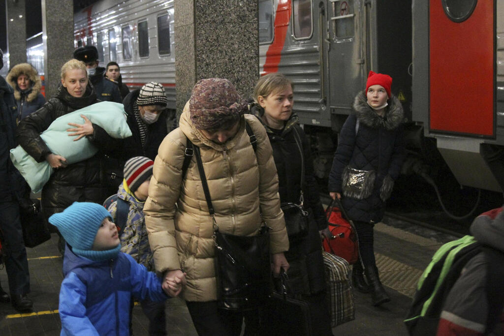 Leaving Donetsk (Photo: AP) אנשים שעזבו את מחוז דונייצק מזרח אוקראינה מגיעים ברכבת לעיר ניז'ני נובגורוד ברוסיה