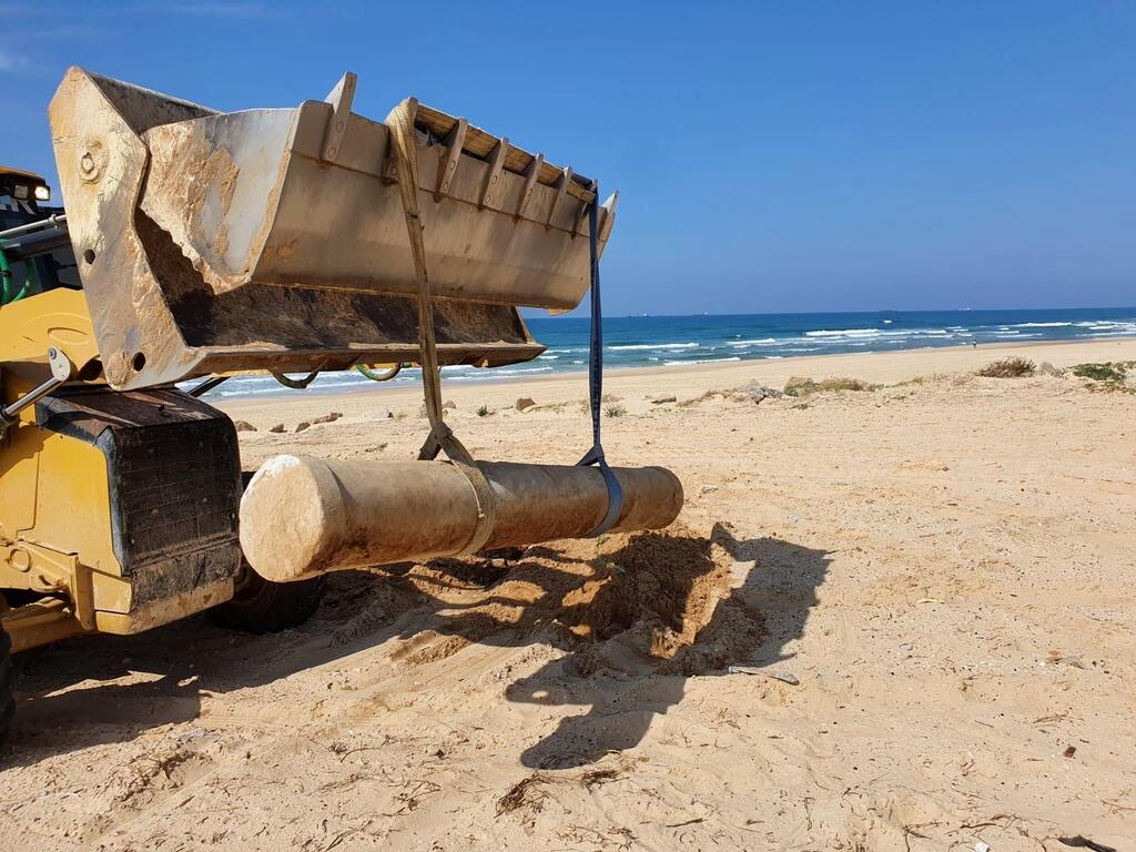 הוצאת עמוד השיש מהחול (צילום: רשות העתיקות) הוצאת עמוד השיש מהחול