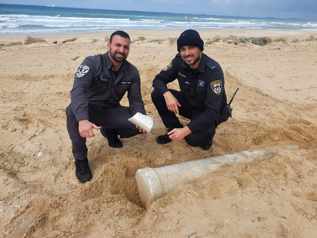 השוטרים עם העמוד העתיק (צילום: שירה ליפשיץ, רשות העתיקות) הסיירים עם העמוד העתיק