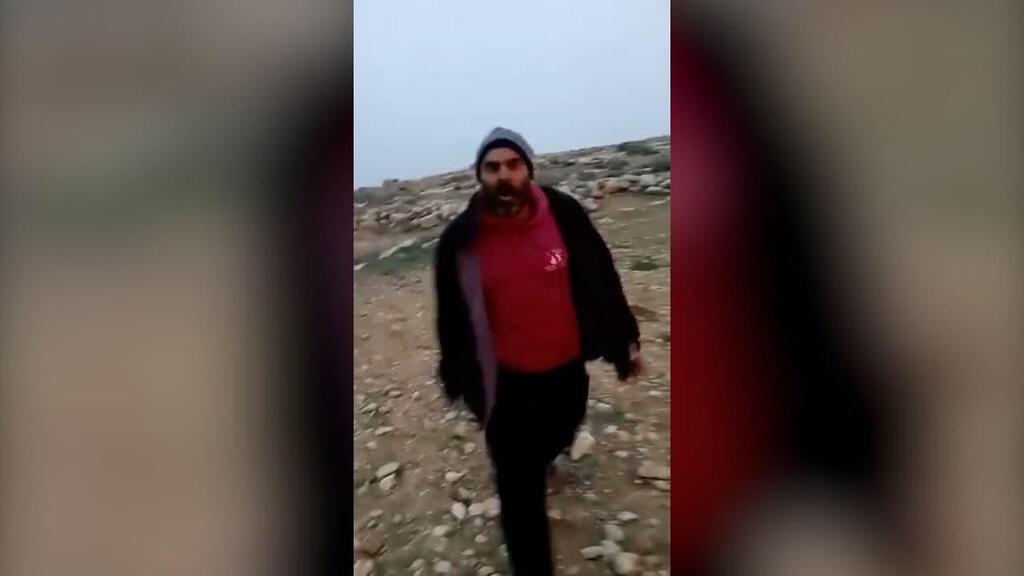 התוקף שתועד תיעוד: פלסטיני תוקף נער יהודי בהר חברון