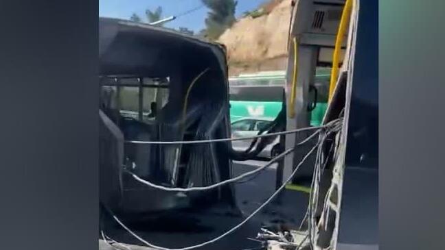 אוטובוס נחצה לשניים בירושלים