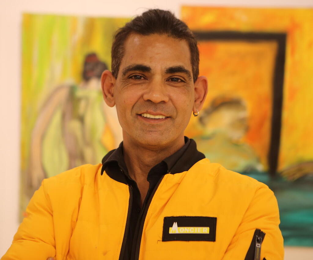 "יכולתי לדבר עם אנשים רק דרך הציור. אפילו לכתוב לא זכרתי איך. הייתי בעולם אחר לגמרי". שאול ניי צברי (צילום: איתן אלחדז ברק) מתוך התערוכה "צבע לעולם"