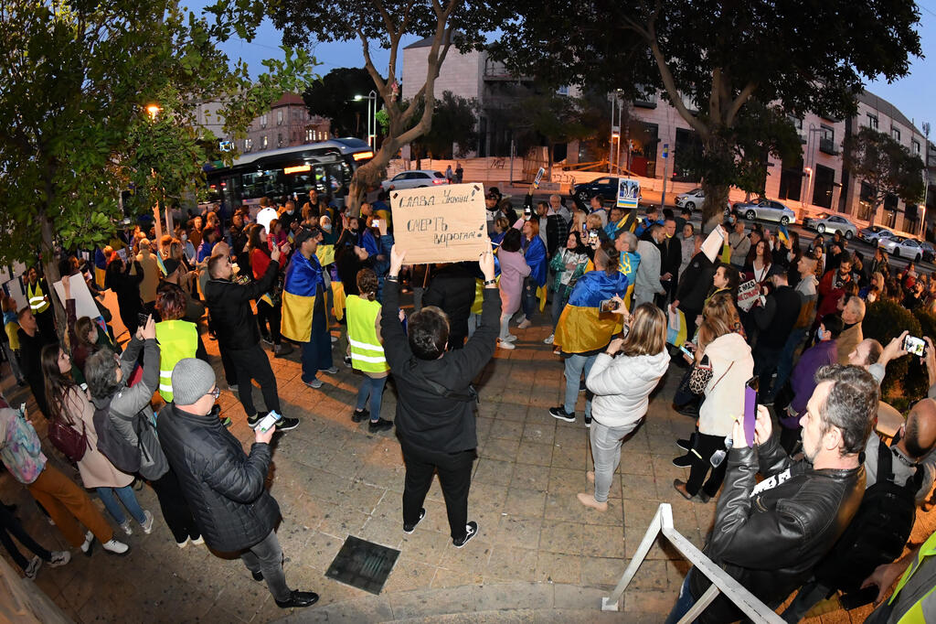 Protesters demonstrating against the Russian invasion of Ukraine in Haifa (Photo: Nachum Segal) מחאה בחיפה במחאה על תקיפת רוסיה באוקראינה