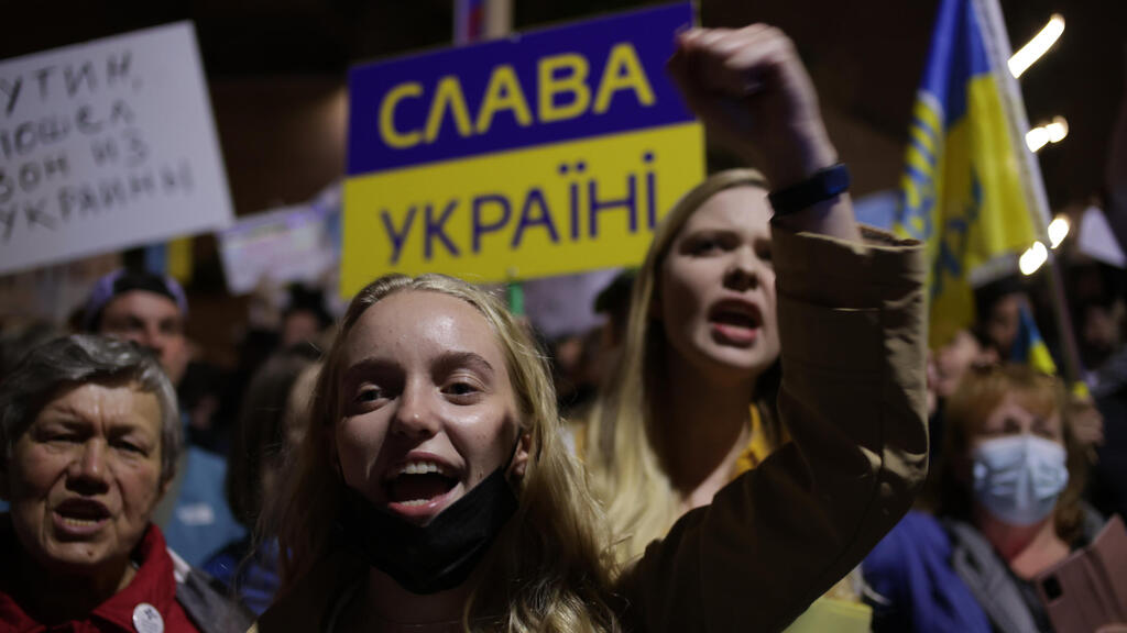 Protesters demonstrating against the Russian invasion of Ukraine in Tel Aviv (Photo: Tal Shahar) הפגנה בתל אביב במחאה על התקיפה של רוסיה באוקראינה
