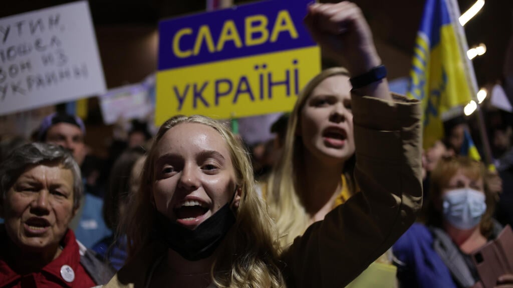 Protesters demonstrating against the Russian invasion of Ukraine in Tel Aviv (Photo: Tal Shahar) הפגנה בתל אביב במחאה על התקיפה של רוסיה באוקראינה