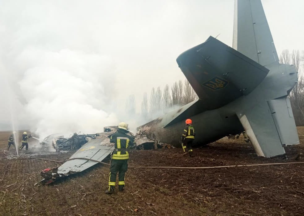 14 הרוגים בהתרסקות מסוק אוקראיני ליד קייב (צילום: AFP PHOTO / Ukraine Emergency Ministry press service) זירת ההתרסקות