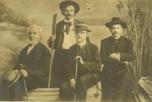 The greatest Jewish and Hebrew literature writers in Odesa, Ukraine, from right to left: Hayim Nahman Bialik, Mordechai Ben Ami, Sholem Aleichem and Mendele Mocher Sforim (Photo: The collection of Yodaika postcards from Joseph and Margit Hoffman, the National Library) גדולי הספרות היהודית והעברית באודסה, אוקראינה. מימין: חיים נחמן ביאליק, מ. בן-עמי, שלום עליכם ומנדלי מוכר ספרים