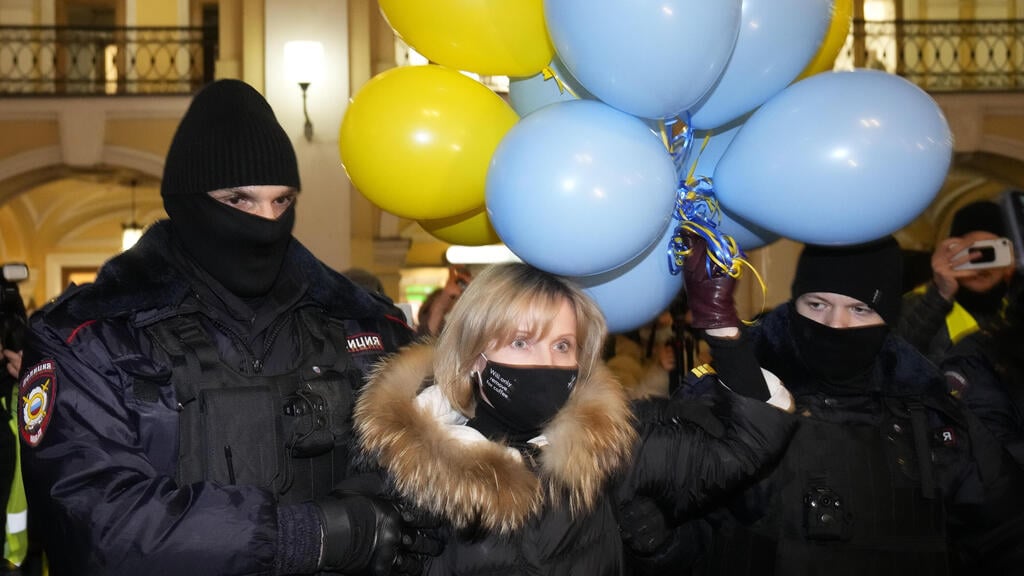 Russian police arrest a demonstrator protesting the invasion of Ukraine in Moscow on Thursday (Photo: AP) הפגנות ברוסיה נגד הפלישה לאוקראינה