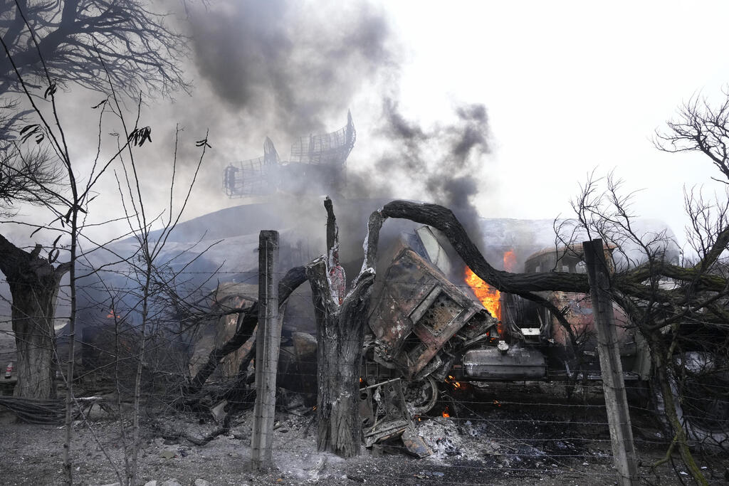 Ukrainian military equipment damaged in Russian shelling in Mariupol, Ukraine (Photo: AP) נזק לציוד צבאי במריופול, אוקראינה