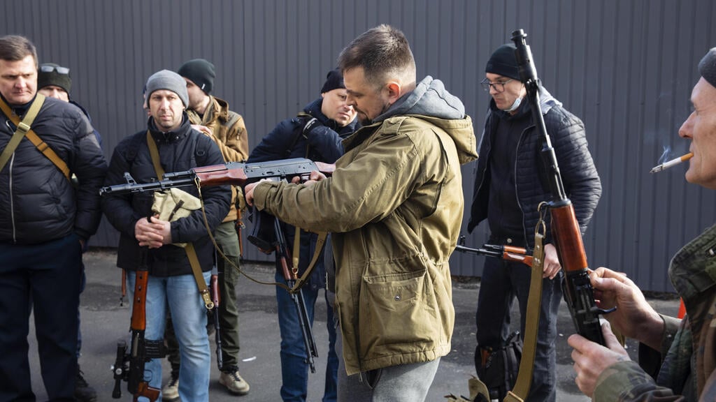 Ukrainian civilians arm themselves to fend off the Russian invasion in Kyiv on Friday (Photo: EPA) מצטרפים ליחידת ההגנה הטריטוריאלית בקייב