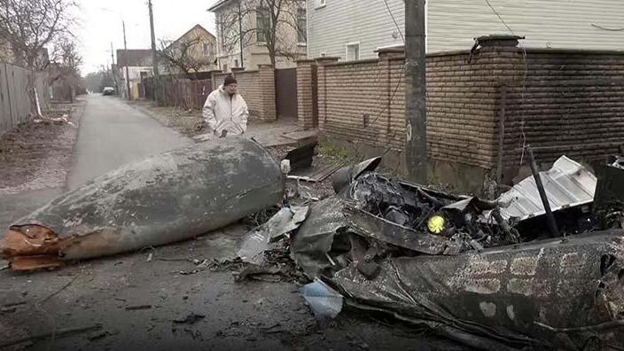 Remains of a war jet that crashed near Kyiv (Photo: Reuters) שברים של כלי טיס בקייב