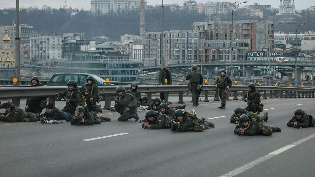 Ukrainian National Guard take positions in central Kyiv on Friday 