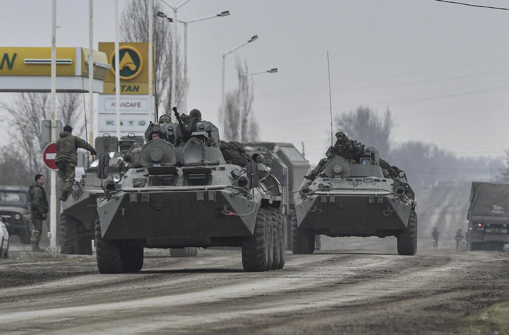 Russian troops move towards Ukraine (Photo: EPA) Russian troops move towards Ukraine on Friday