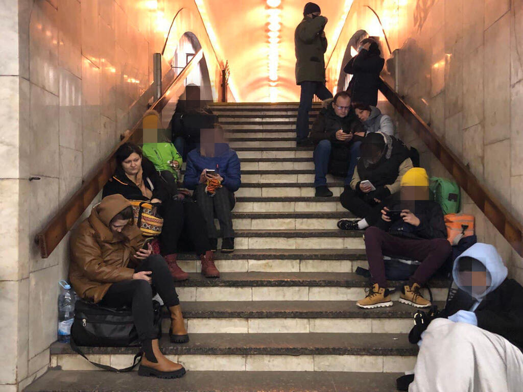 אזרחים שמצאו מסתור בתחנה רכבת  מטרו חרשצ׳טיק, אוקראינה