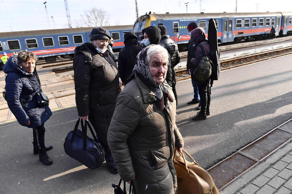 אזרחי אוקראינה שנמלטו להונגריה (צילום: AP) תושבים מאוקראינה מגיעים ברכבת להונגריה