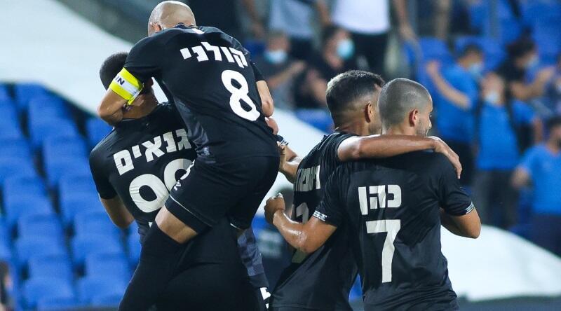 שחקני הפועל עכו חוגגים (שחר גרוס) שחקני הפועל עכו חוגגים